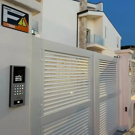 Andrea Luxury باري